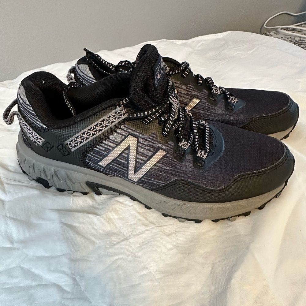 NEW BALANCE MENS ALL TERRAIN SNEAKERS Size 8 like new